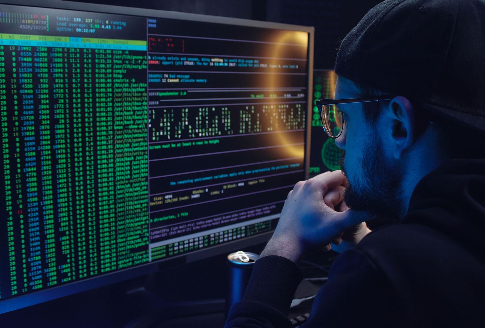 Poste de travail avec du code sur deux écrans