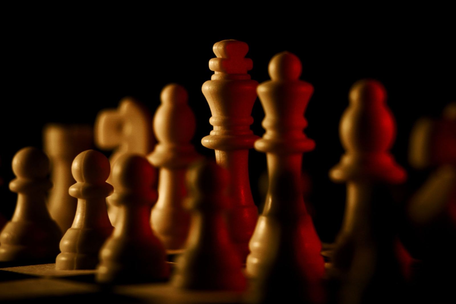 Pièces d'échecs sur fond noir