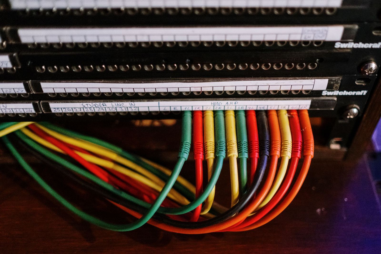 Câbles de brassage colorés branchés sur un panneau